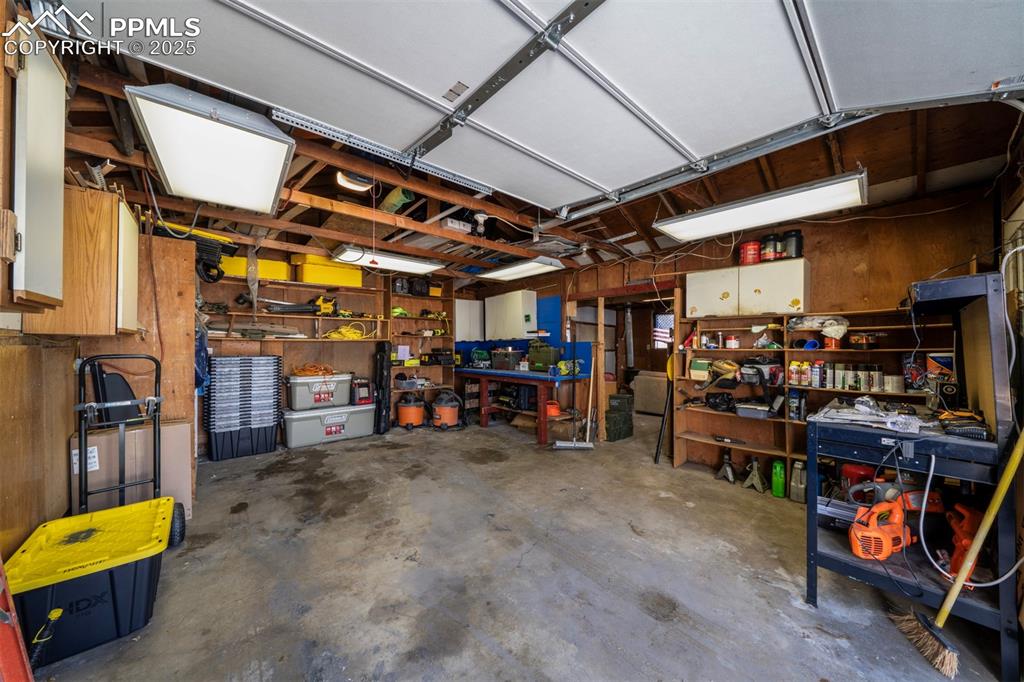 Image 32 of 34: Garage