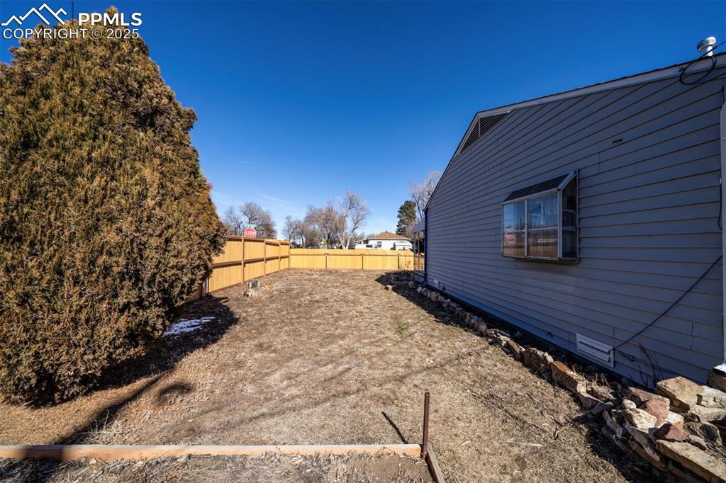 Image 9 of 34: Yard