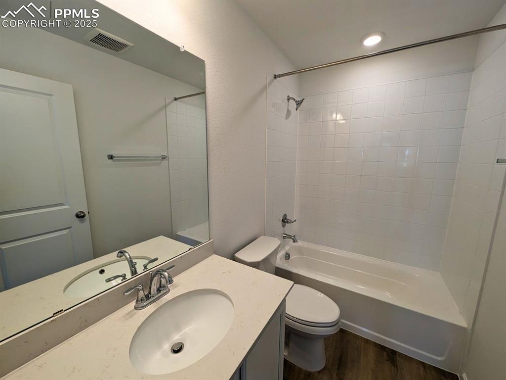 Image 10 of 12: Bathroom