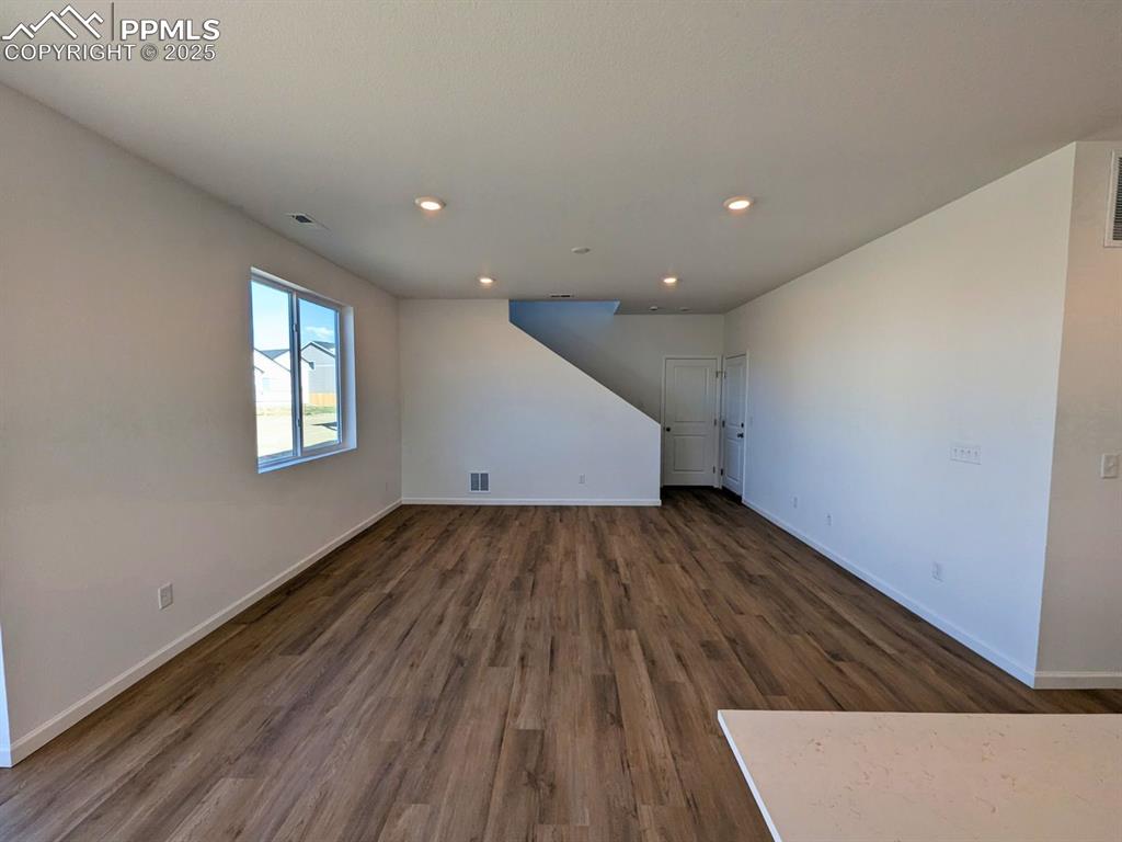 Image 4 of 12: Living Room