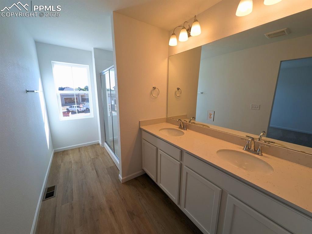 Image 7 of 12: Bathroom