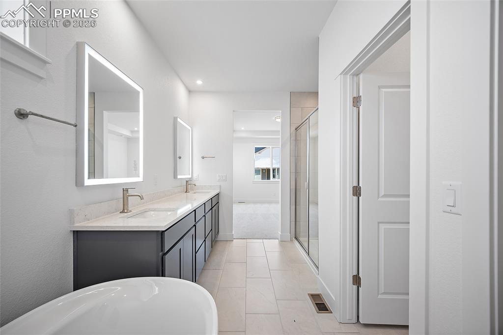 Image 22 of 37: Bathroom