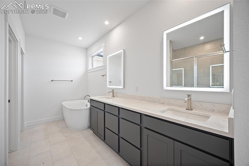 Image 23 of 37: Bathroom