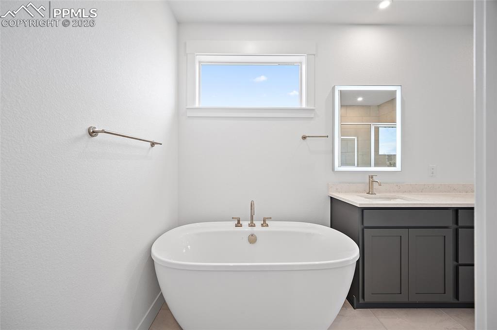 Image 25 of 37: Bathroom