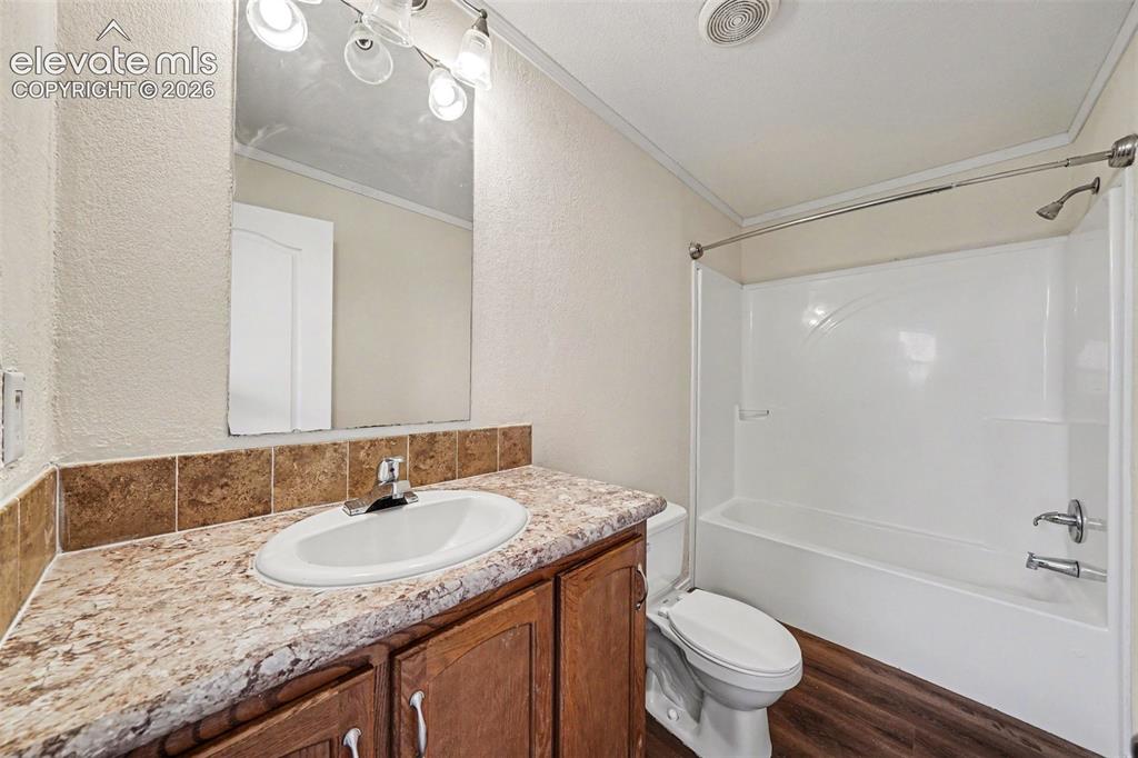 Image 10 of 15: Bathroom