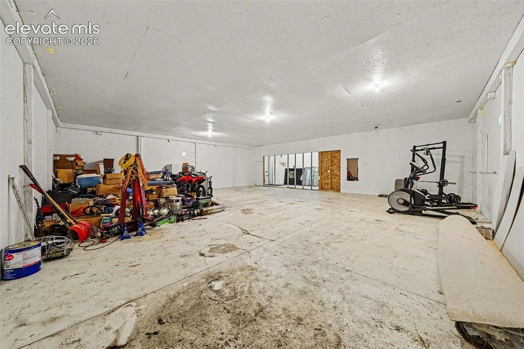 Image 12 of 15: Garage