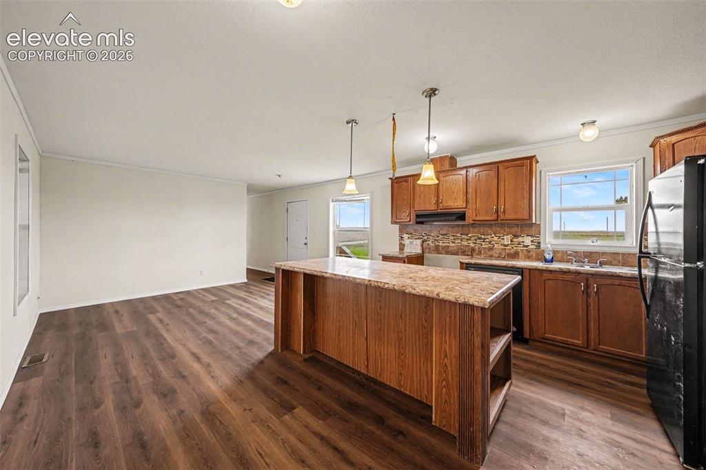 Image 4 of 15: Kitchen