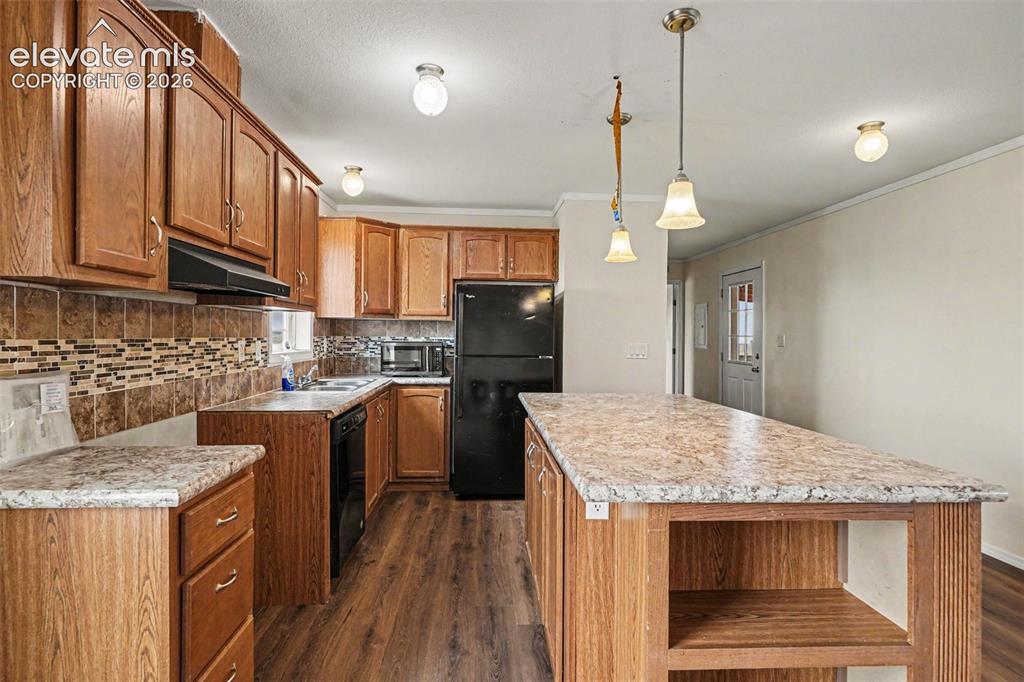 Image 6 of 15: Kitchen