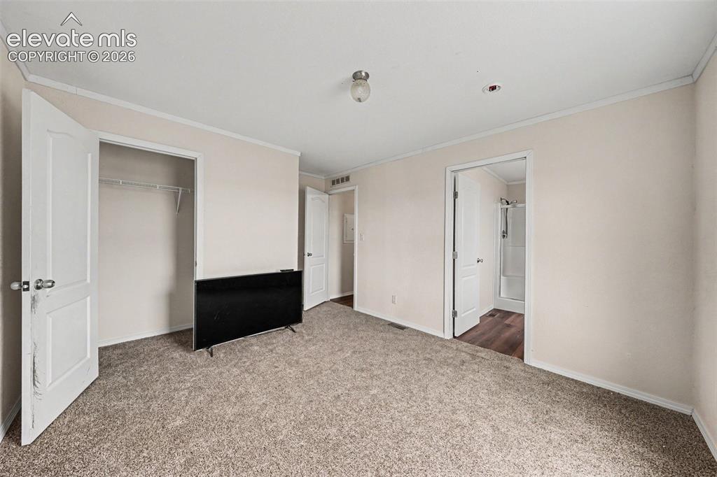 Image 7 of 15: Bedroom
