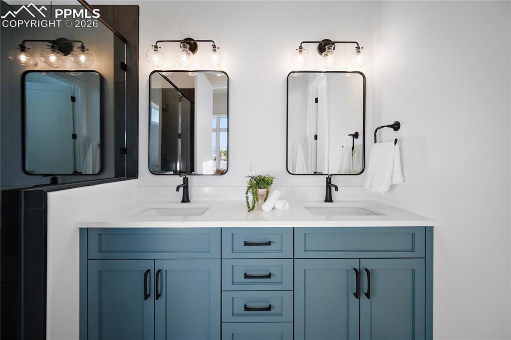 Image 19 of 43: Bathroom