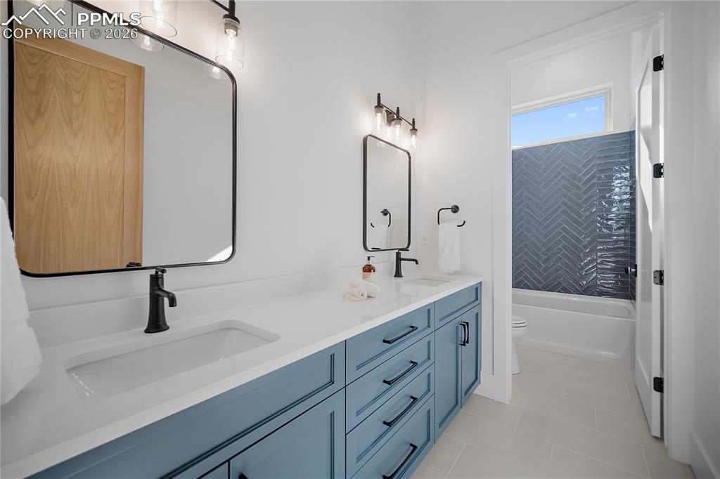 Image 23 of 43: Bathroom