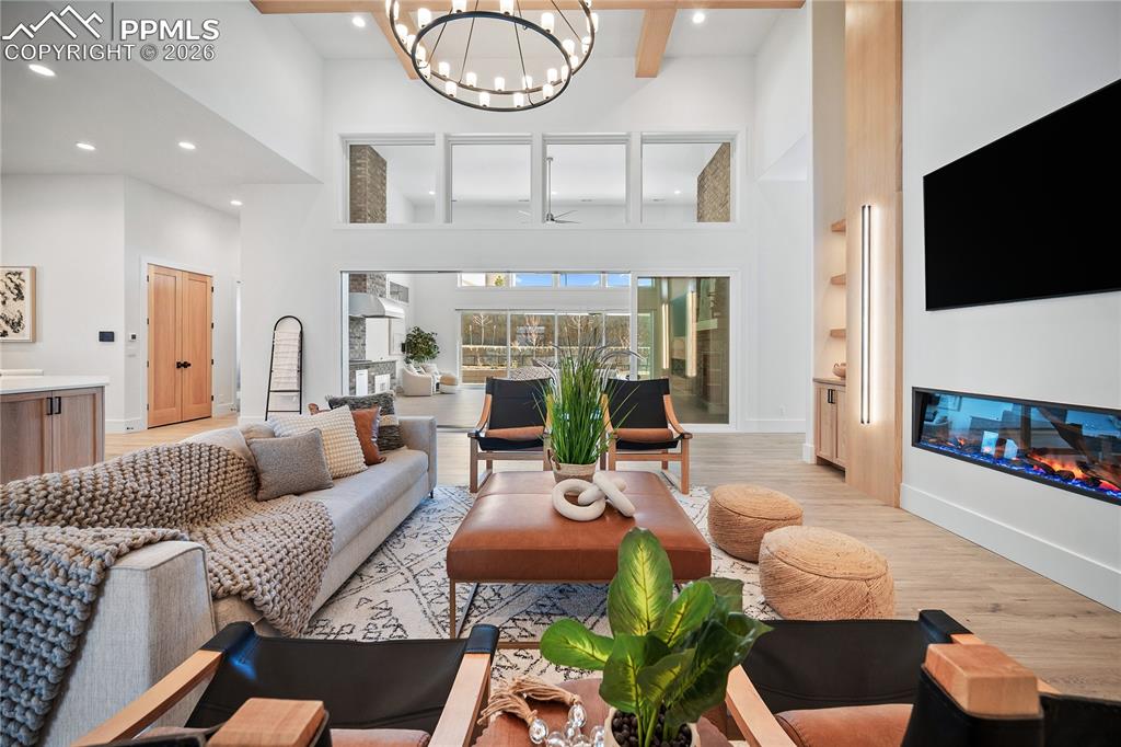 Image 34 of 43: Living Room