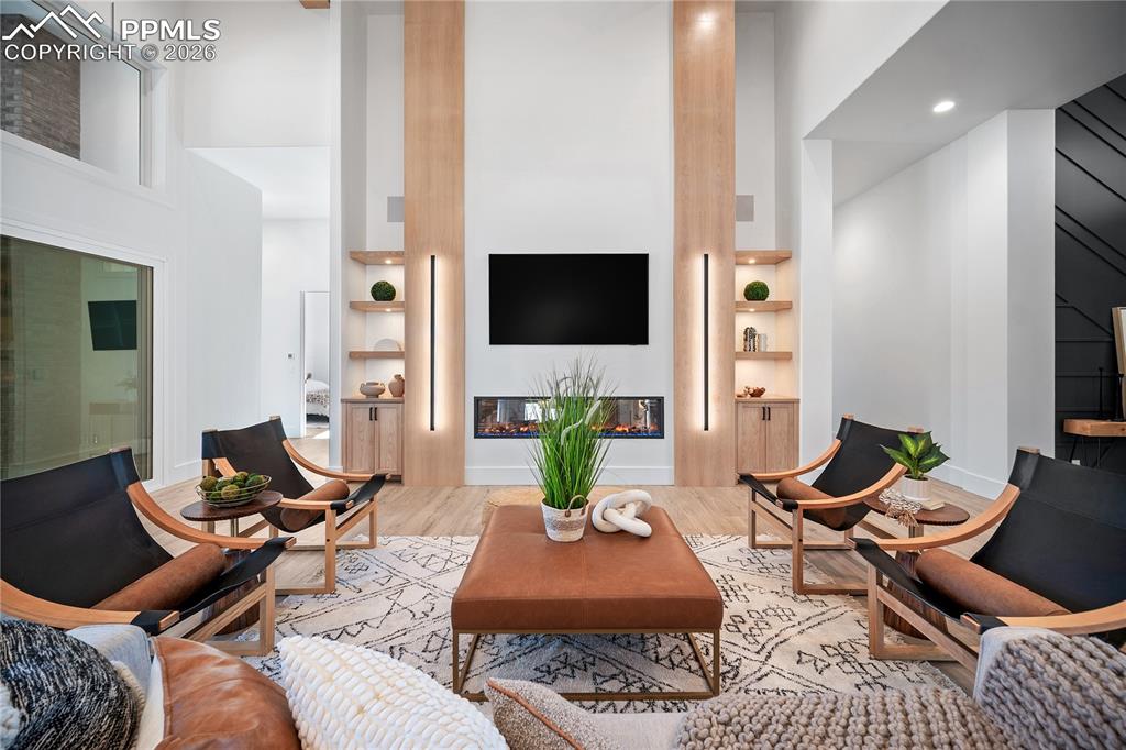 Image 35 of 43: Living Room