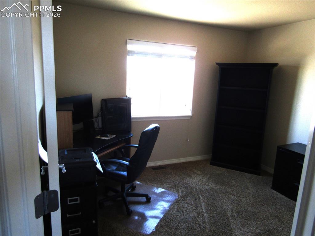 Image 17 of 29: Office