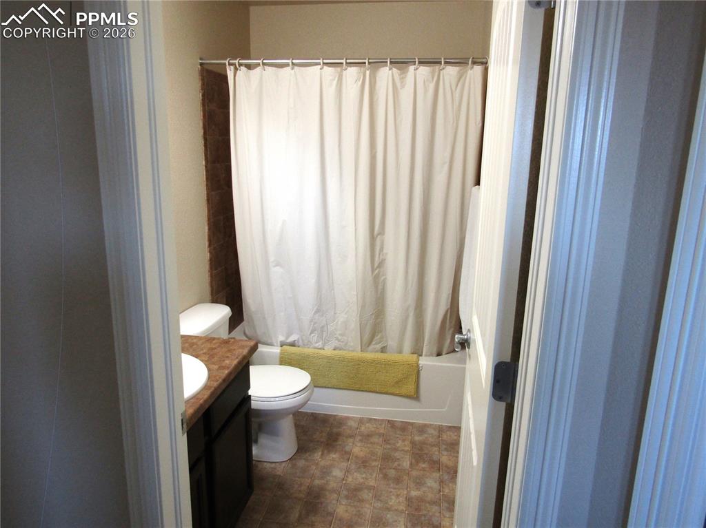 Image 23 of 29: Bathroom