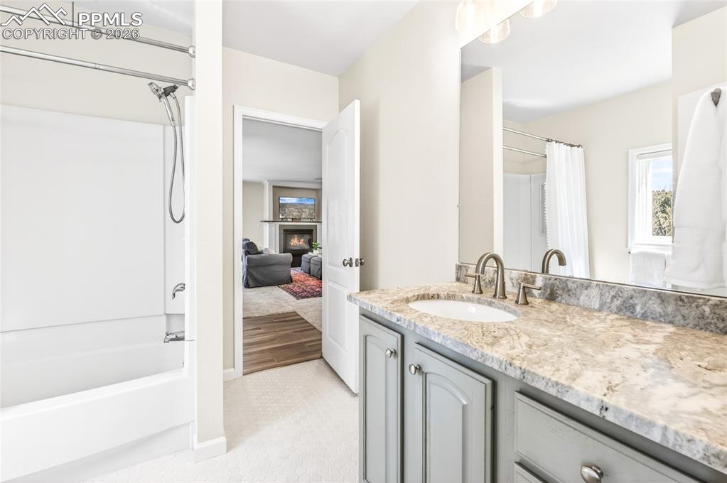 Image 36 of 41: Bathroom