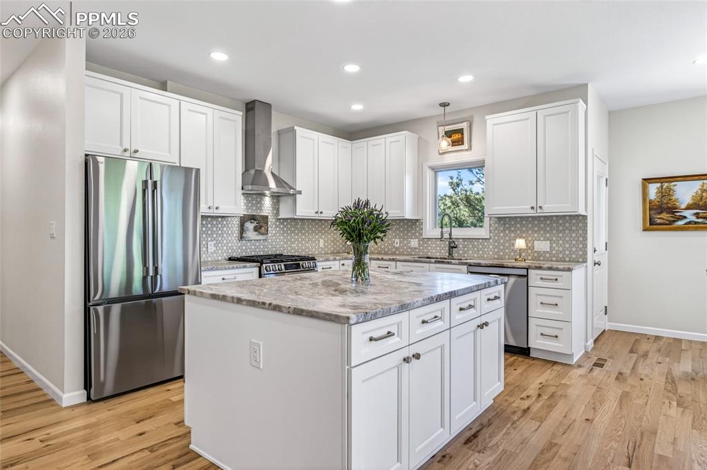 Image 7 of 41: Kitchen