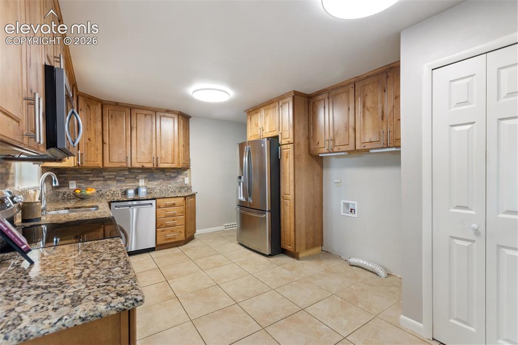 Image 14 of 39: Kitchen