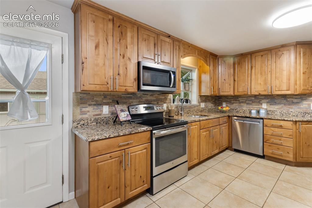 Image 15 of 39: Kitchen