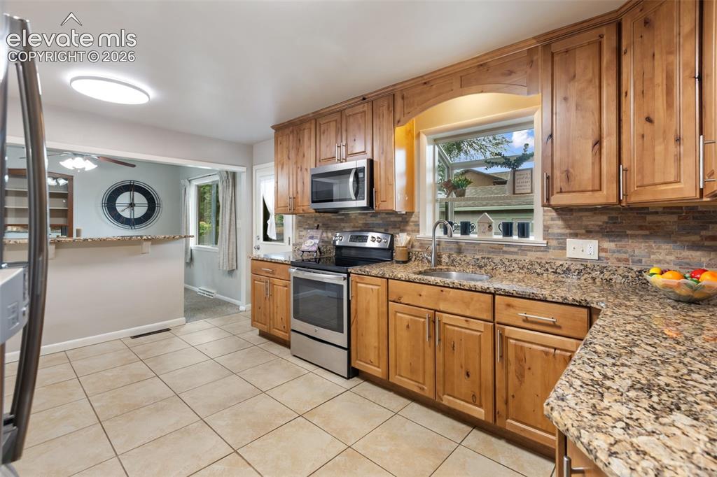 Image 16 of 39: Kitchen