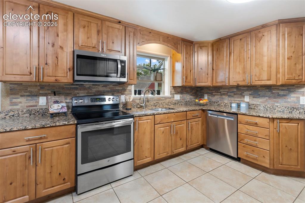 Image 18 of 39: Kitchen
