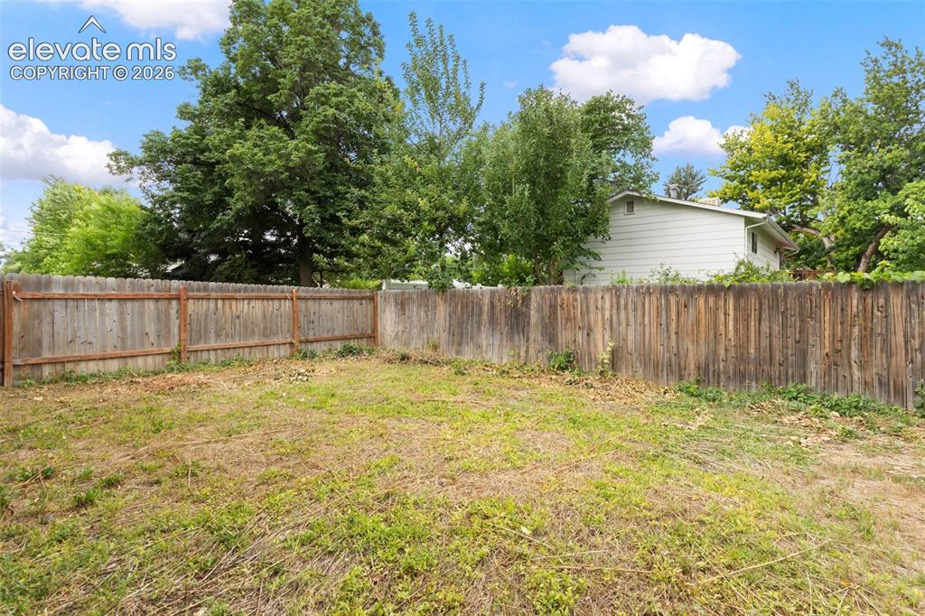 Image 4 of 39: Yard