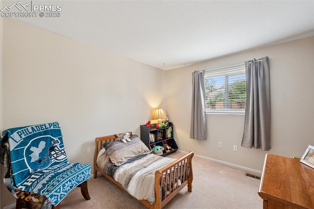 Image 6 of 21: Bedroom