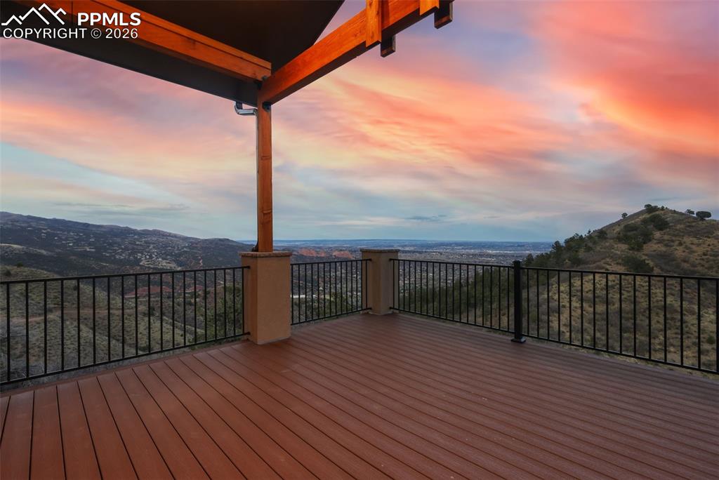 Image 14 of 44: Deck