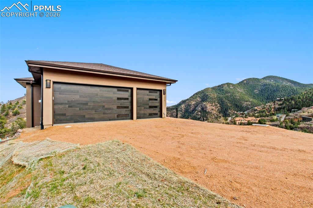 Image 16 of 44: Garage