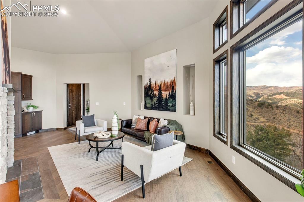Image 19 of 44: Living Room