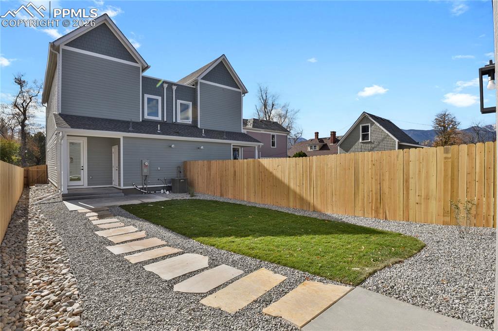 Image 36 of 42: Yard