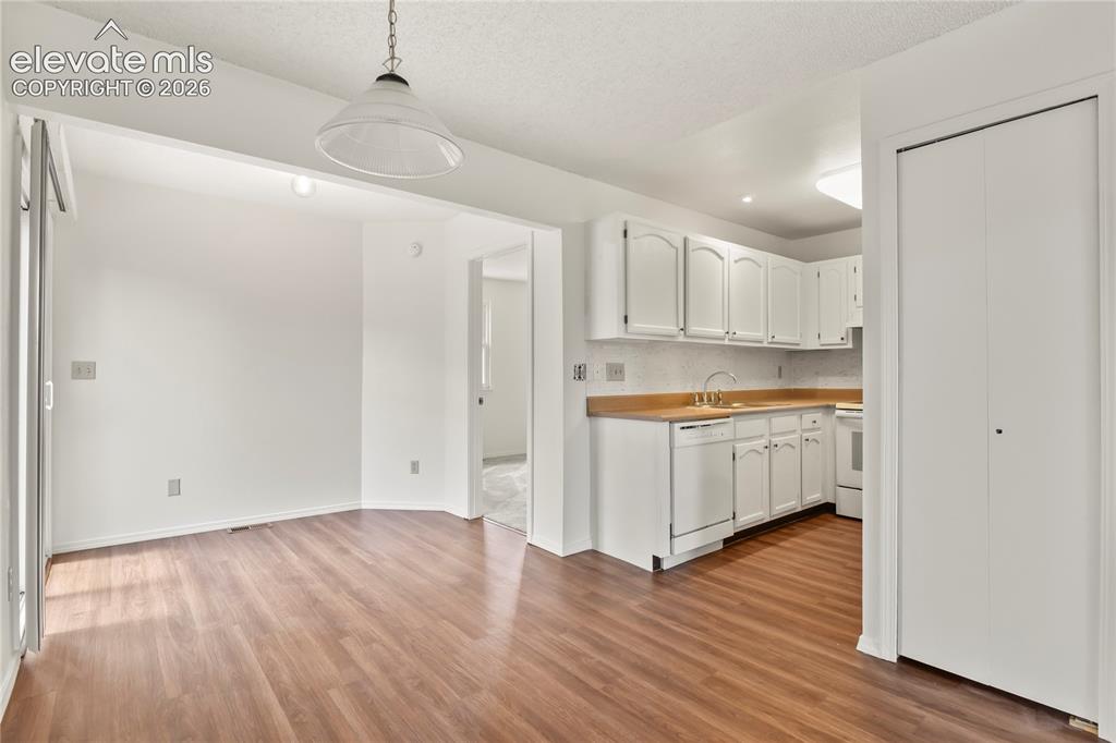 Image 10 of 33: Dining Area