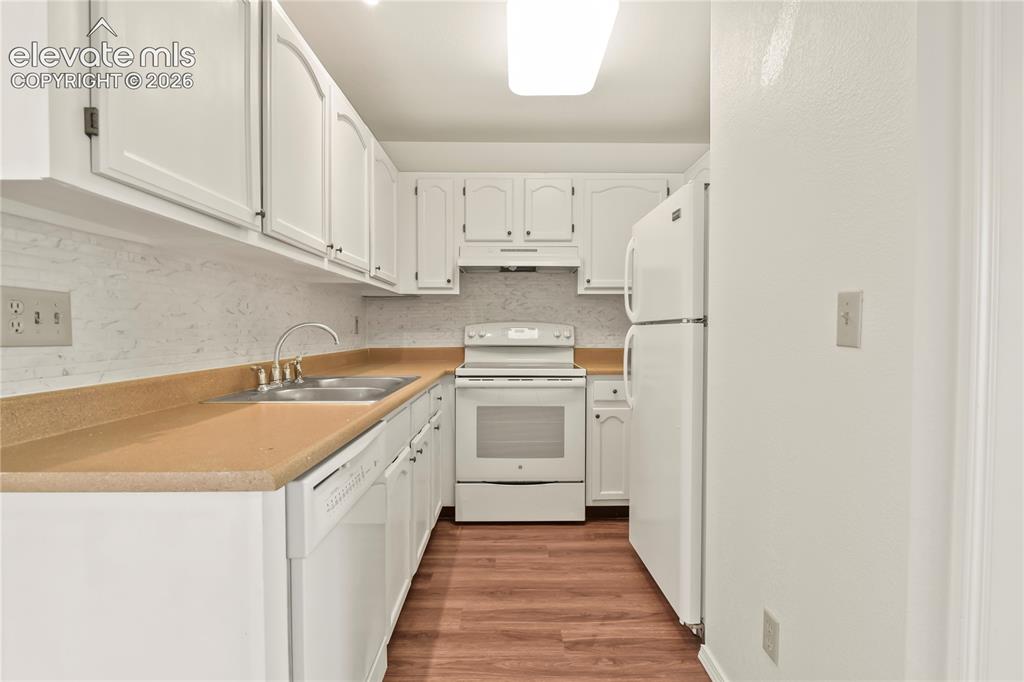 Image 6 of 33: Kitchen