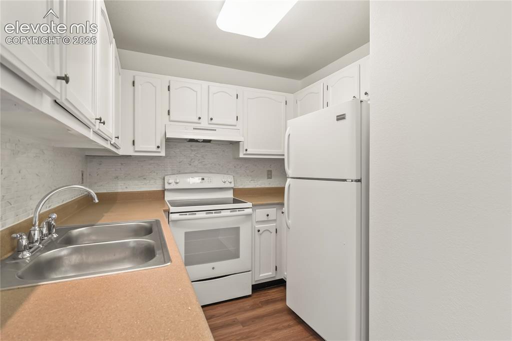Image 7 of 33: Kitchen