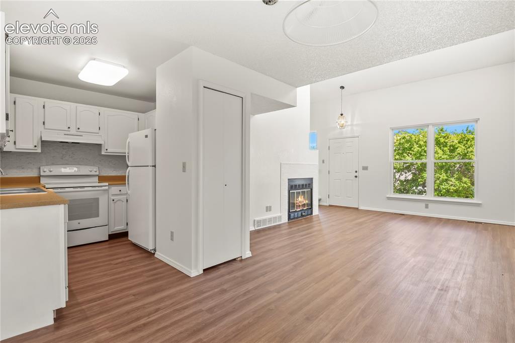 Image 8 of 33: Kitchen