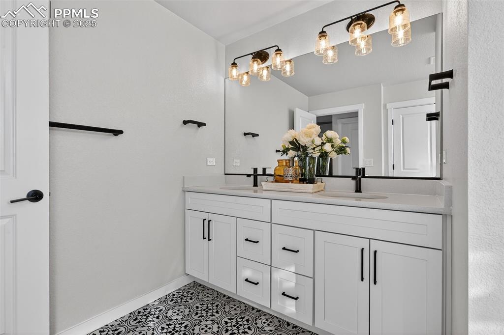 Image 23 of 43: Double vanity with large mirror