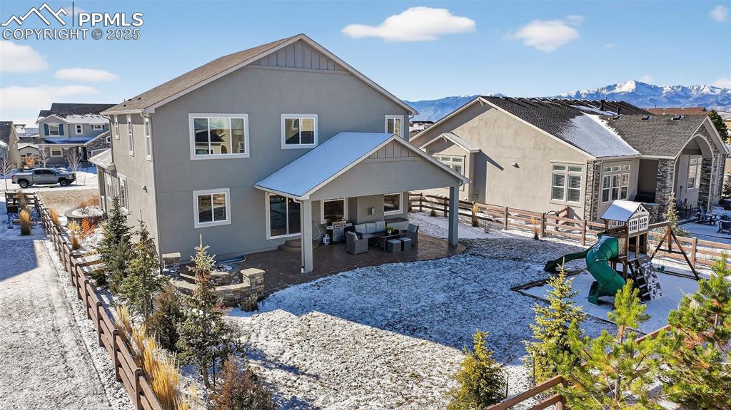 Image 37 of 43: Cozy back yard with lots of space!