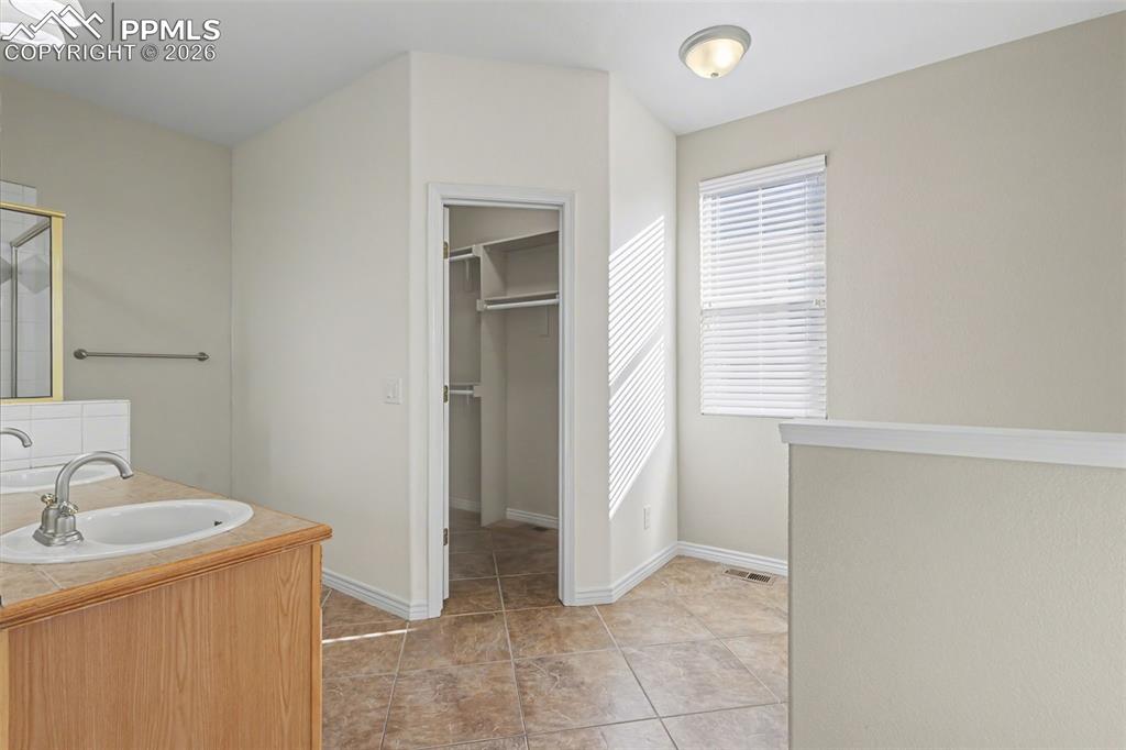 Image 11 of 42: Bathroom