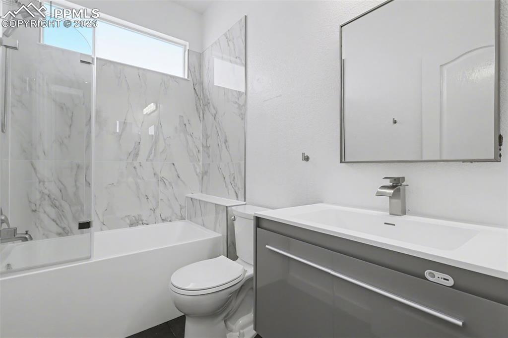 Image 16 of 42: Bathroom