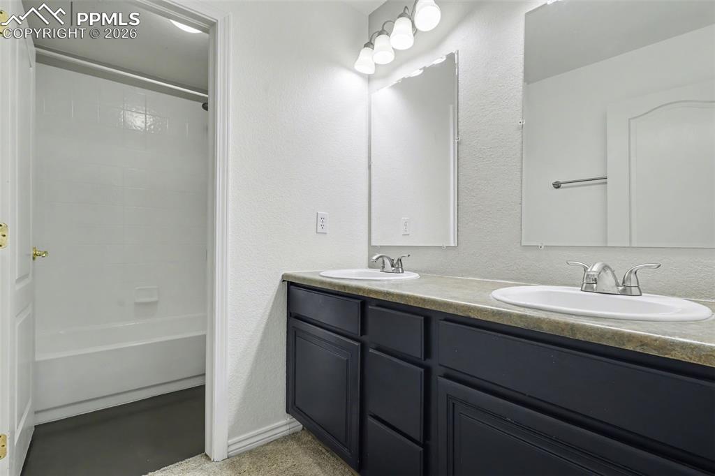 Image 20 of 42: Bathroom