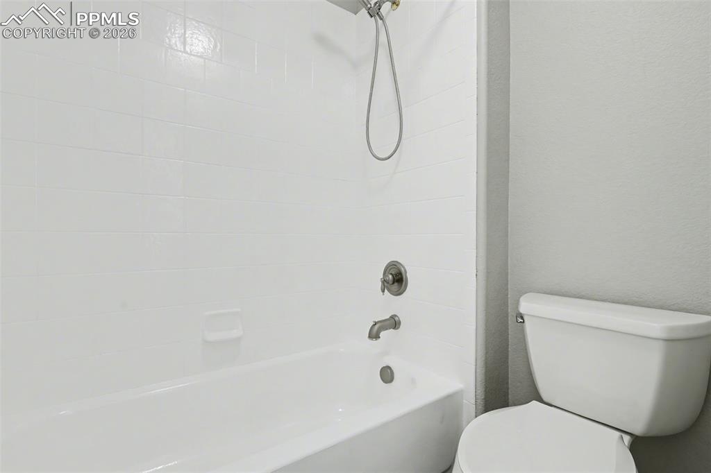 Image 21 of 42: Bathroom