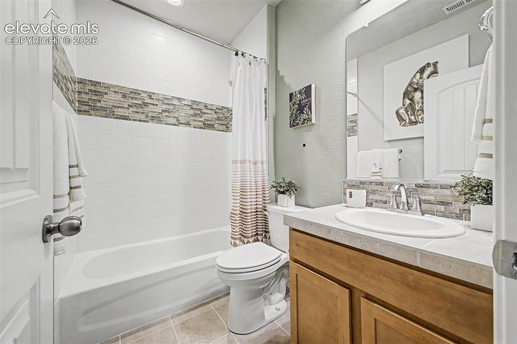 Image 21 of 49: Bathroom