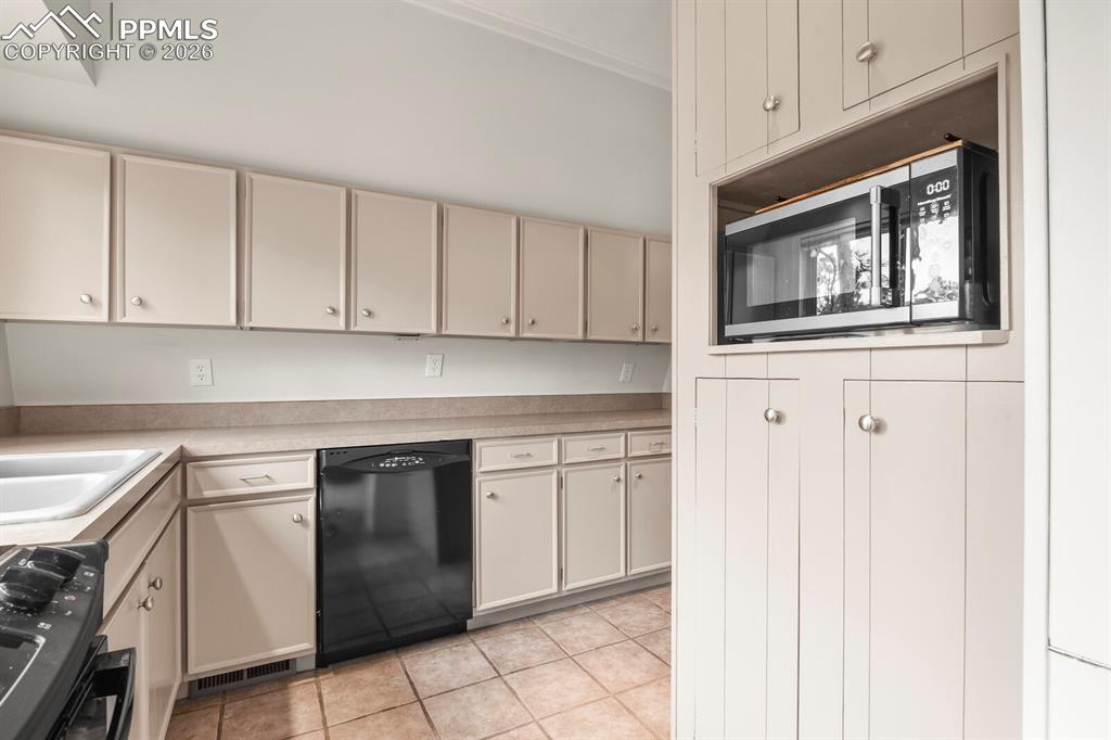 Image 10 of 49: Kitchen