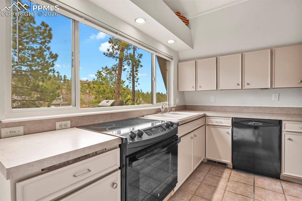 Image 11 of 49: Kitchen