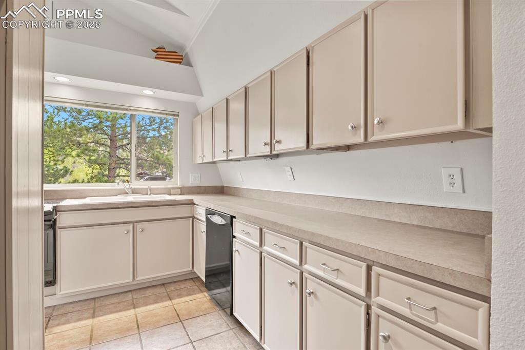 Image 12 of 49: Kitchen