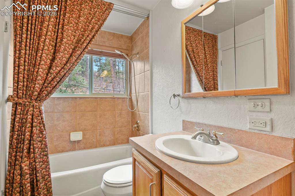 Image 18 of 49: Bathroom
