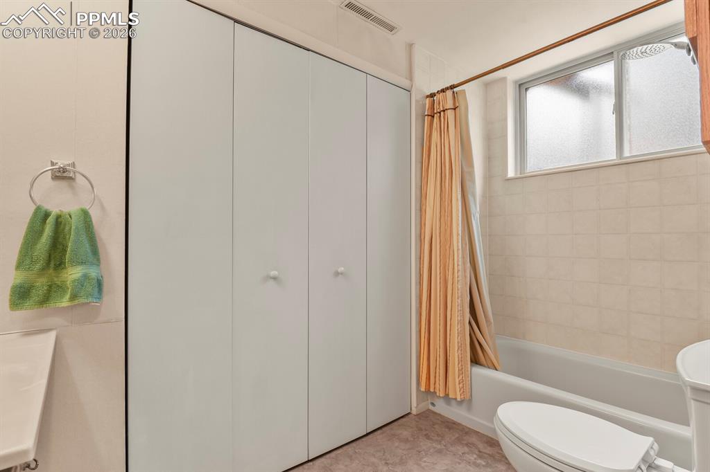 Image 29 of 49: Bathroom