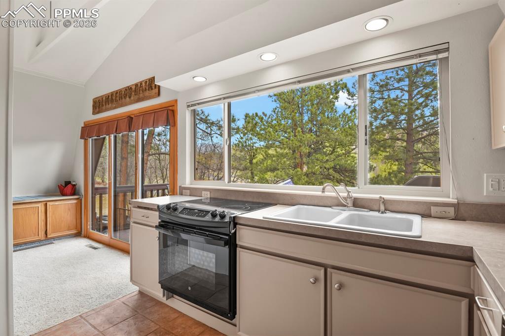Image 9 of 49: Kitchen