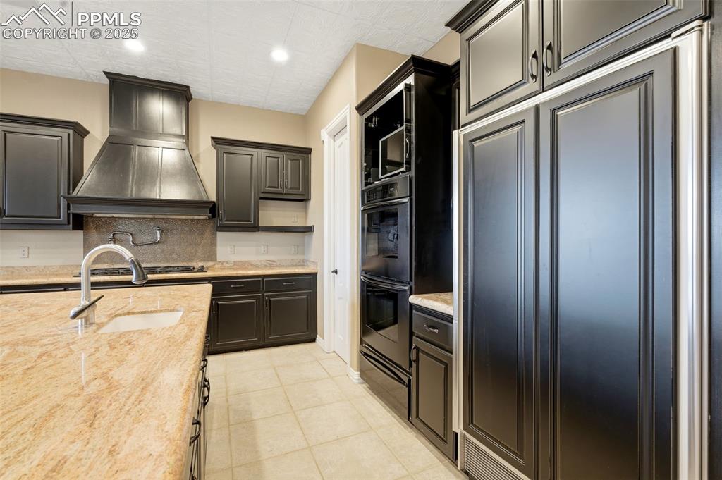 Image 10 of 50: Kitchen