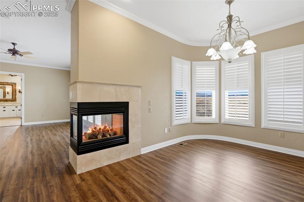 Image 20 of 50: Living Room